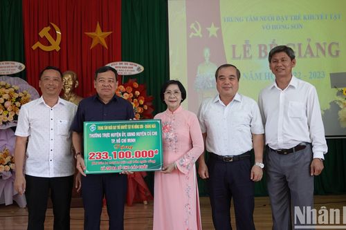 Trao tặng gần 2,5 tỷ cho Trung tâm Nuôi dạy trẻ khuyết tật Võ Hồng Sơn