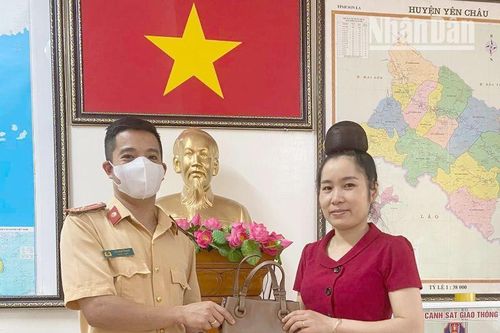 Nhặt được chiếc túi xách, Thượng úy Công an tìm và trao trả người đánh rơi