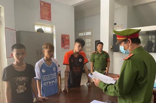 Dùng dao phóng lợn chém người trong quán sữa, nhóm thiếu niên bị bắt tạm giam