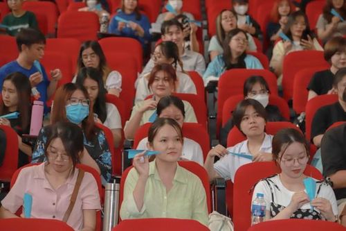 'Vắc xin tinh thần' giúp người trẻ vượt qua nỗi sợ 'overthinking' dưới góc nhìn tâm lý học