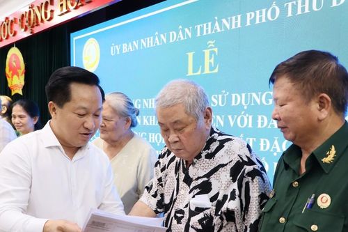 Trao sổ hồng cho các trường hợp đặc thù trong dự án Khu Công nghệ cao TPHCM