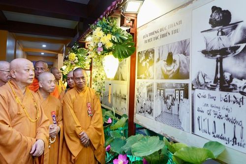 Khai mạc triển lãm 'Lửa thiêng rực sáng sử vàng'