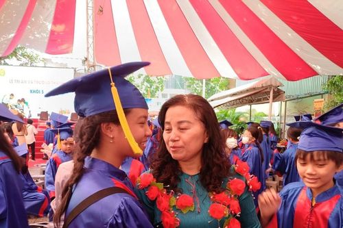 Xúc động khoảnh khắc học sinh Trường Tiểu học Nguyễn Bỉnh Khiêm tri ân thầy cô và bố mẹ