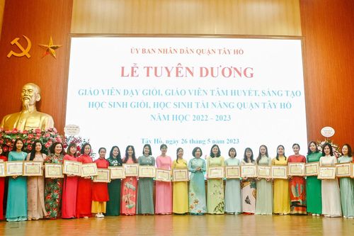 Quận Tây Hồ tuyên dương giáo viên và học sinh giỏi, tài năng