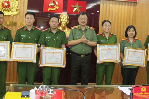 Trao thưởng Ban chuyên án phá đường dây ma túy xuyên quốc gia