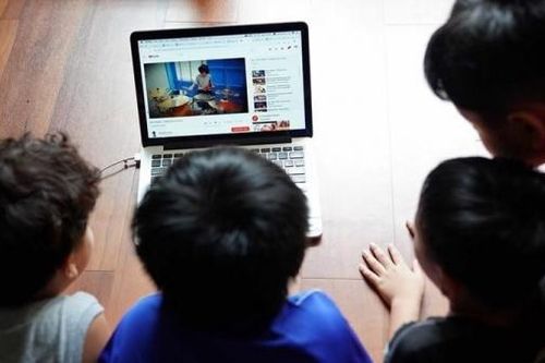 Bác sĩ Mỹ cảnh báo tác hại của mạng xã hội đối với sự phát triển não bộ trẻ em