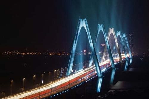 Cầu Nhật Tân rực sáng và Nhà hát Lớn hòa nhạc đánh dấu 50 năm tình hữu nghị Việt Nam và Argentina