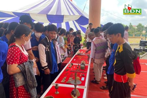 Đắk Nông tiếp nhận gần 800 cổ vật do các nhà sưu tập hiến tặng