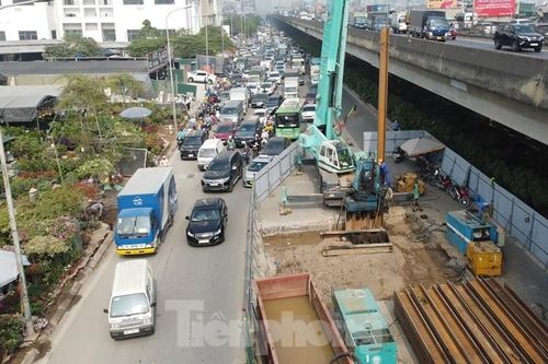 Quây rào đường Nguyễn Trãi để thi công 8 hố ga thu nước thải