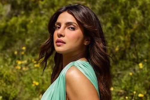 Hoa hậu Priyanka Chopra bị đạo diễn bắt phải lộ nội y trên phim