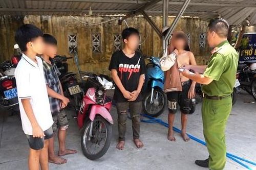 Nhóm thiếu niên dùng xe máy trộm cắp 'kẹp 4' tông thẳng vào CSGT