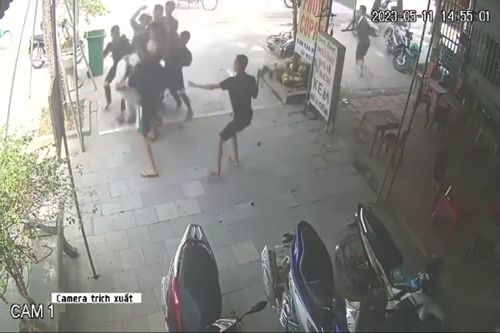 Hàng chục thanh thiếu niên hỗn chiến