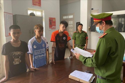 Nhóm thiếu niên vác dao phóng lợn chém người
