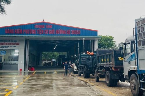 Công an xác minh vụ 'phong bì đăng kiểm' trên hóa đơn gara ô tô
