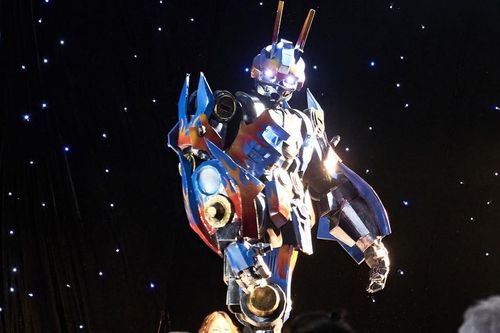 Robot cao 3m diễn mở màn show thời trang
