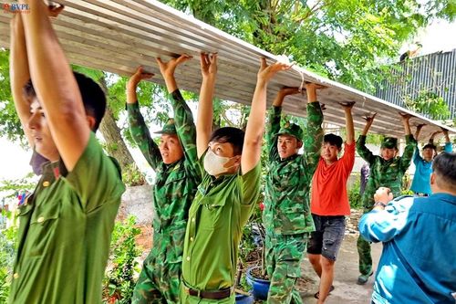 Bộ đội Biên phòng giúp dân di dời nhà, tài sản phòng, tránh sạt lở đất