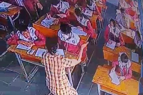 Xử phạt cô giáo tát học sinh trong giờ kiểm tra