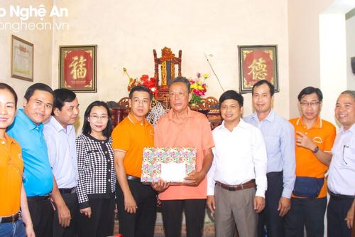 Đoàn công tác Thành phố Hồ Chí Minh thăm, tặng quà gia đình chính sách tại thành phố Vinh