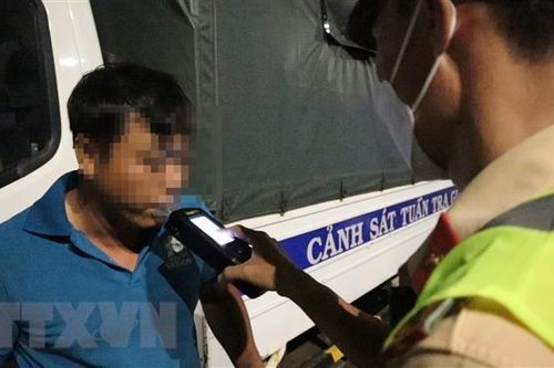Khởi tố đối tượng say rượu có hành vi chống người thi hành công vu