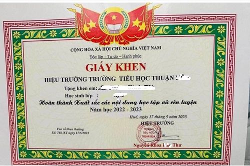 Khoe bằng khen, bảng điểm của con lên mạng xã hội là làm lộ dữ liệu trẻ em