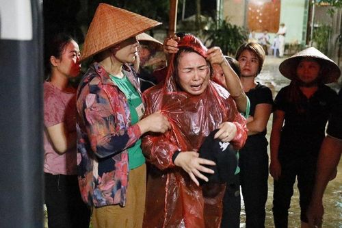 Nghệ An: Mẹ òa khóc nức nở khi nhận thi thể con trai 19 tuổi đuối nước