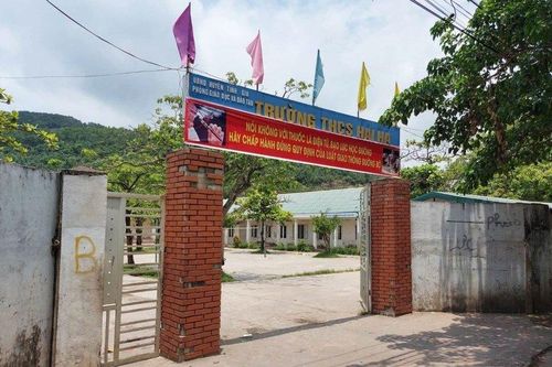 Học xuất sắc, nam sinh 'bật khóc' trên bục giảng vì không có giấy khen