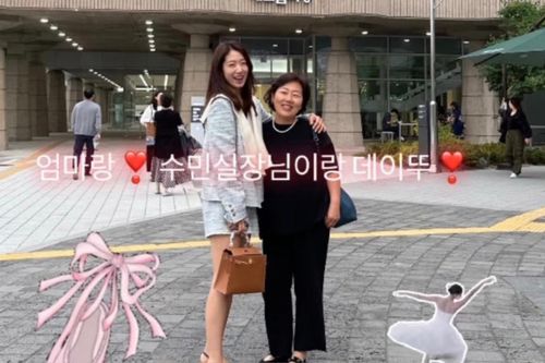 Mẹ ruột Park Shin-hye chiếm trọn spotlight khi đứng cạnh con gái