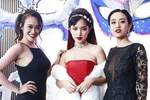Tranh cãi nữ sinh mặc váy cắt xẻ và trang điểm đậm trong prom cuối cấp