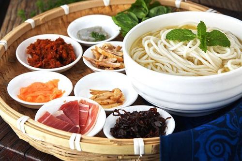 Bún qua cầu: Món ăn độc đáo và câu chuyện tình yêu cảm động đằng sau