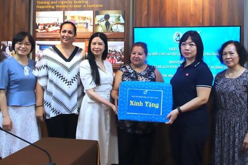 Đoàn đại biểu cấp cao Hội LHPN Cuba tìm hiểu mô hình Nhà bình yên
