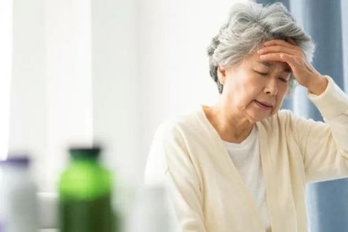 Mẹ đi dưỡng bệnh 2 tuần, anh tôi đã gọi điện hối thúc bà về quê