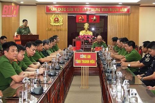 Trao thưởng cho tập thể, cá nhân triệt phá đường dây mua bán, vận chuyển trái phép chất ma túy