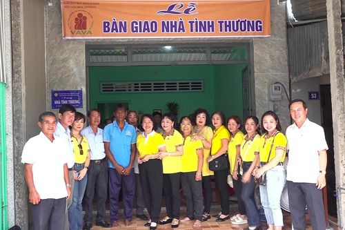 Hội Nữ doanh nhân An Giang tài trợ 50 triệu đồng cất nhà Tình thương cho gia đình ông Lê Trung Kiên