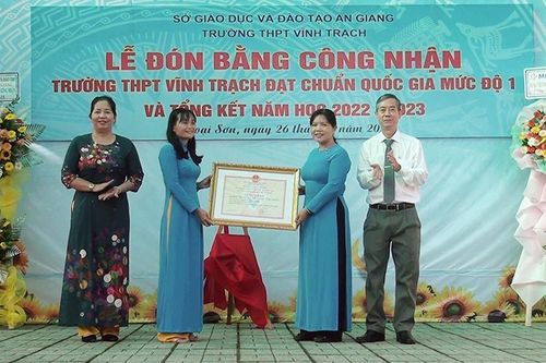 Trường THPT Vĩnh Trạch đón nhận Bằng công nhận đạt chuẩn quốc gia mức độ 1 và tổng kết năm học 2022-2023