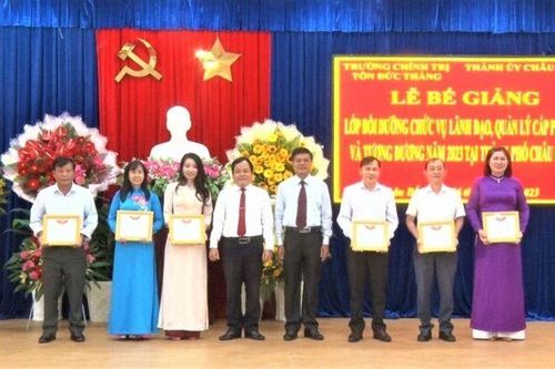 Tổng kết lớp bồi dưỡng lãnh đạo, quản lý cấp phòng ở TP. Châu Đốc