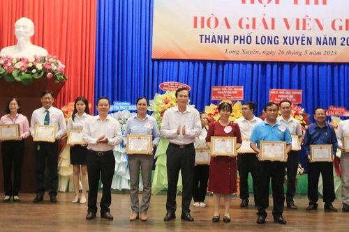 Trao giải Hội thi hòa giải viên giỏi TP. Long Xuyên năm 2023