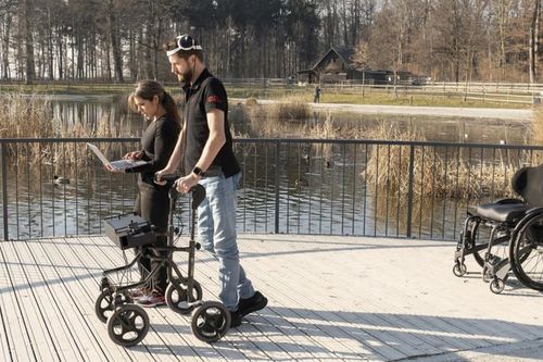 Trí tuệ nhân tạo giúp người bị liệt có thể đi lại