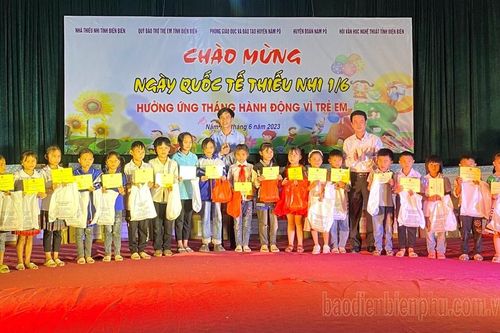 Trao tặng nhiều phần quà cho trẻ em huyện Nậm Pồ