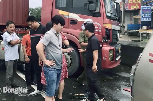 Mưa xối xả chắn tầm nhìn khiến xe đầu kéo tông móp xe 7 chỗ