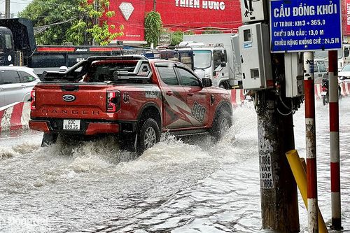 Cầu Đồng Khởi lại ngập sau cơn mưa kéo dài gần 1 giờ đồng hồ