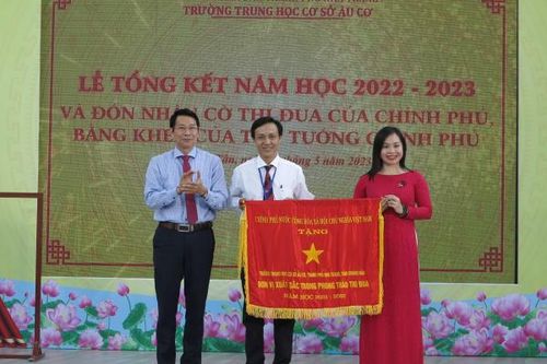 Trường THCS Âu Cơ: Đón nhận cờ thi đua của Chính phủ
