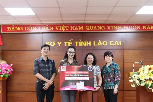 Trao tặng phần mềm hệ thống gửi đơn thuốc điện tử