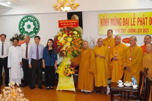 Đoàn Ủy ban T.ƯMTTQVN chúc mừng Phật đản đến chư tôn đức Hội đồng Trị sự GHPGVN