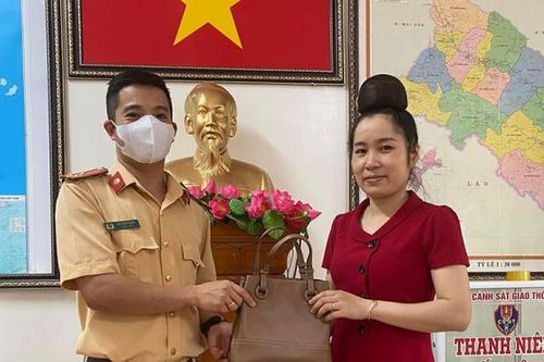 Thượng úy CSGT nhặt được túi xách, trả lại người đánh rơi