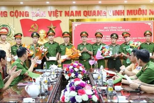 Trao thưởng các thành tích xuất sắc trong đấu tranh phòng chống tội phạm ma túy