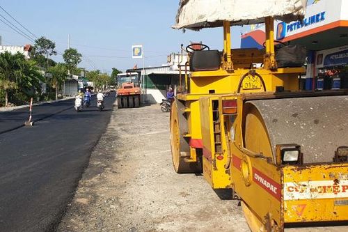 Công nhân làm đường bị xe lu cán tử vong