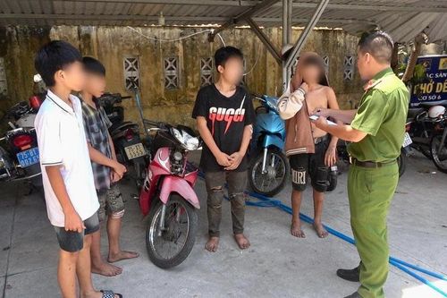 Dùng xe trộm cắp kẹp 4 tông thẳng vào Cảnh sát giao thông