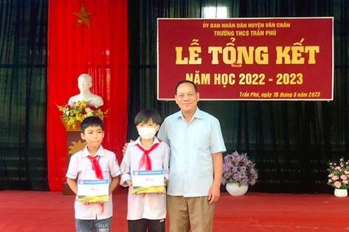 Hội Khuyến học tỉnh Yên Bái hỗ trợ cho học sinh có hoàn cảnh khó khăn tại Văn Chấn