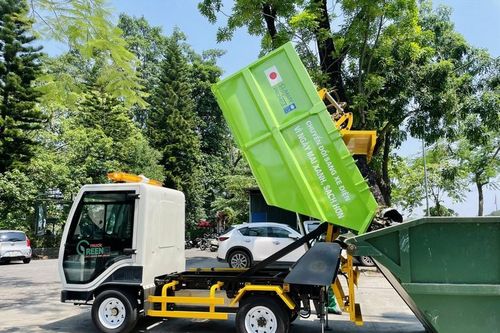 Bảo vệ môi trường bằng xe gom rác chạy điện