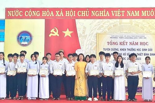 Bình Định: Trao 125 triệu đồng học bổng tặng học sinh vượt khó, đạt thành tích cao của trường chuyên
